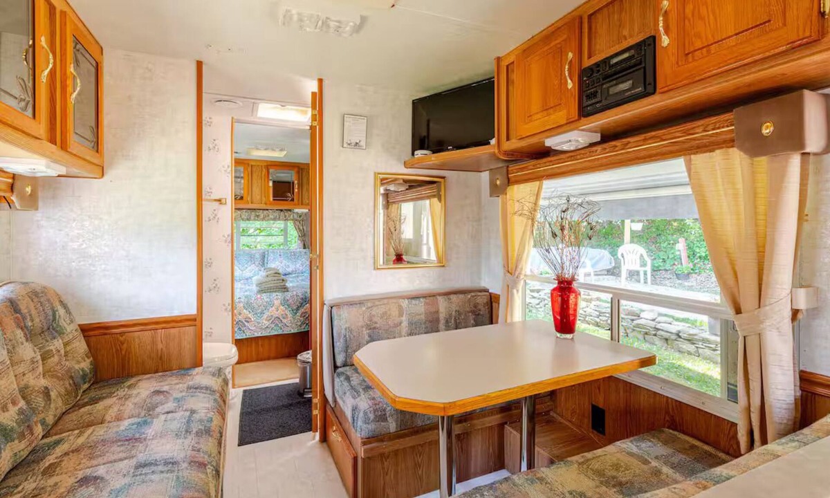Town of New Baltimore House | Pet Friendly Glamping Hot Tub Fire Pit Patio