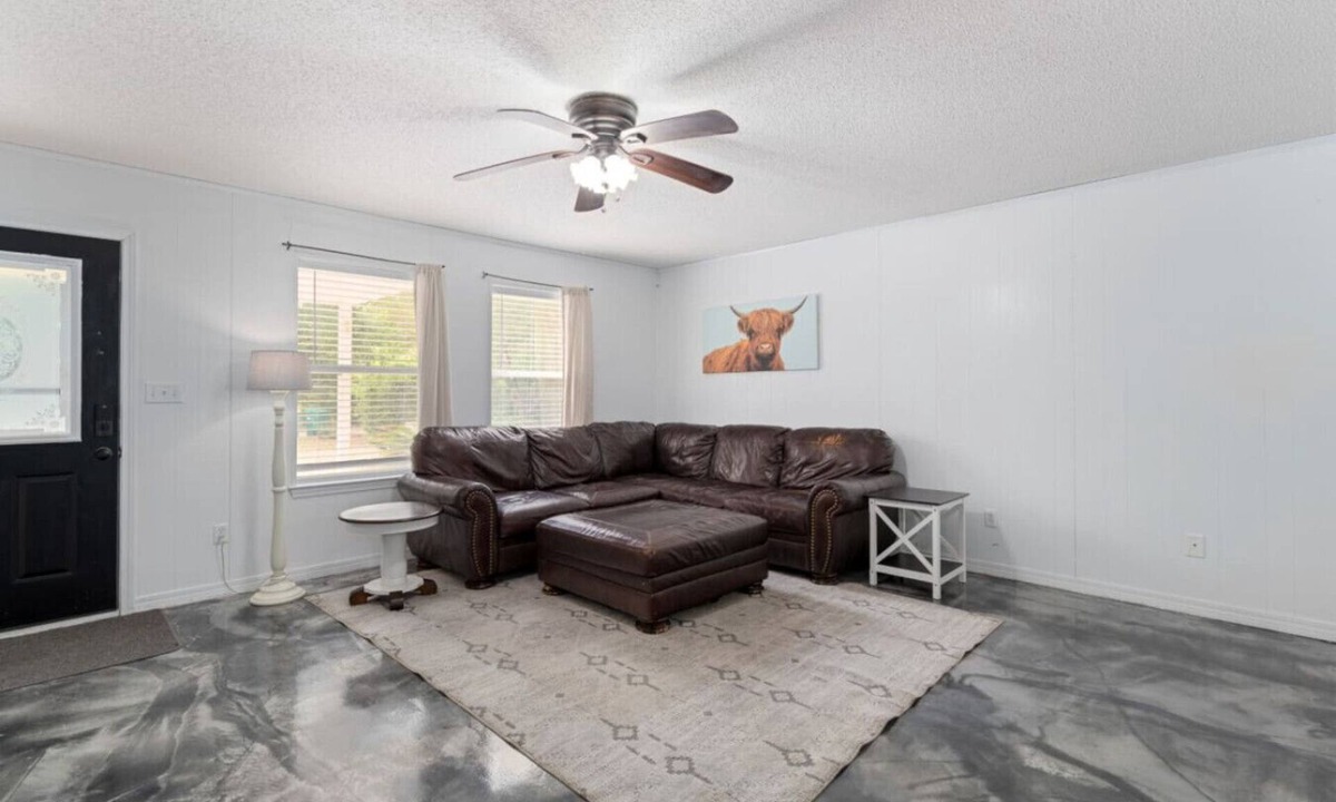 Crestview House | Pet friendly home in the heart of Crestview