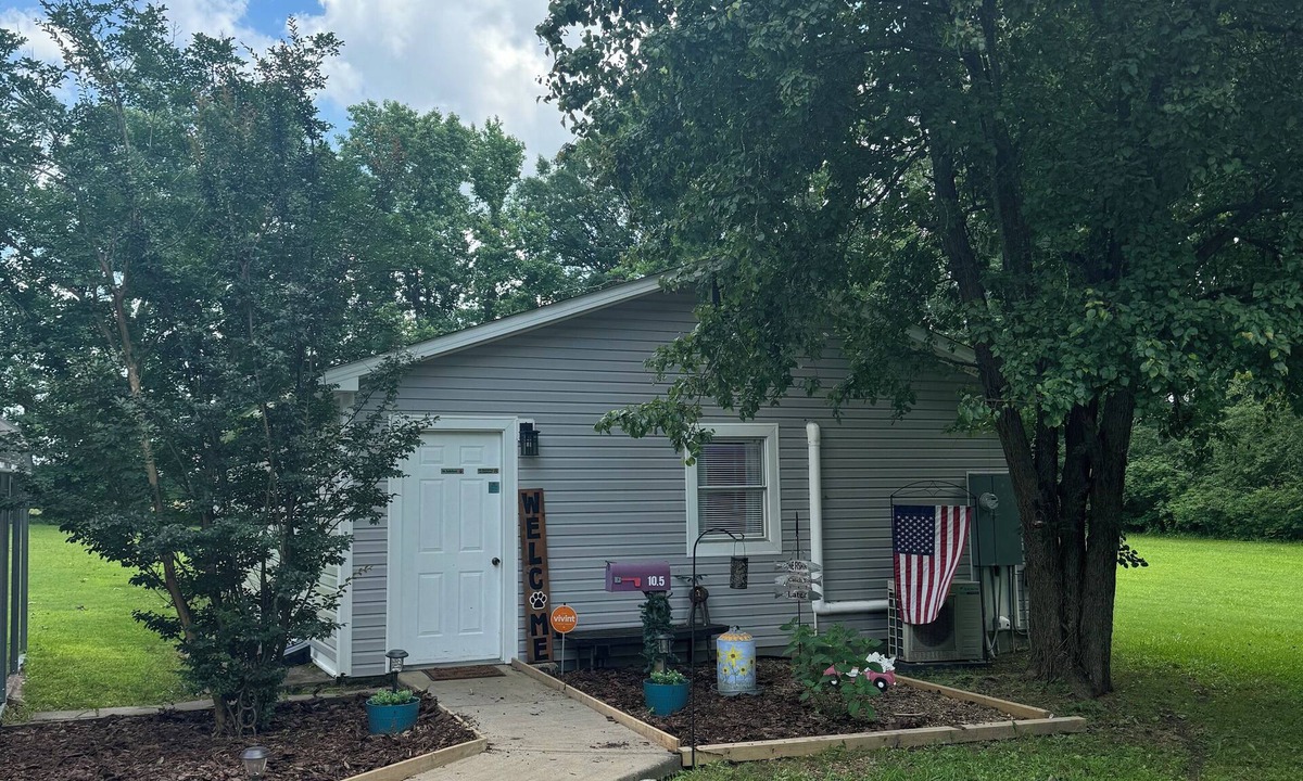 Conway House | Pet Friendly! Quiet and Safe!