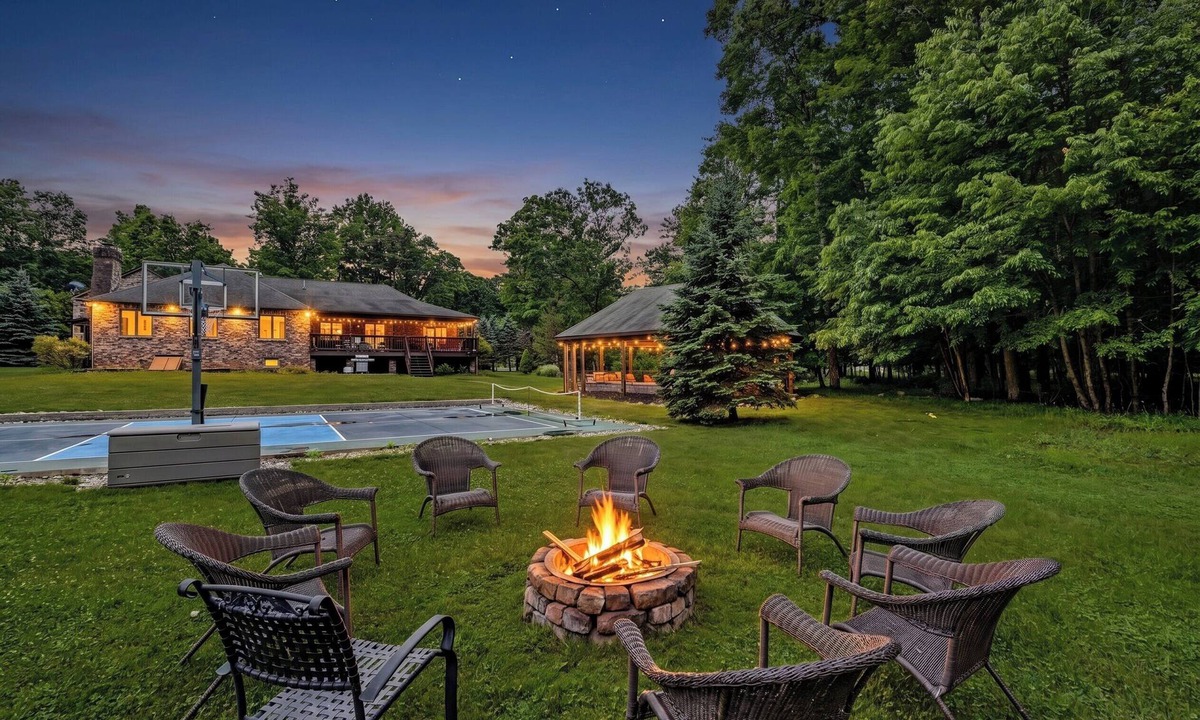 White Haven House | Pickleball/Basketball 11 BR 6.5 BA Sauna HotTub Pool Table FREE Tesla EV Charger