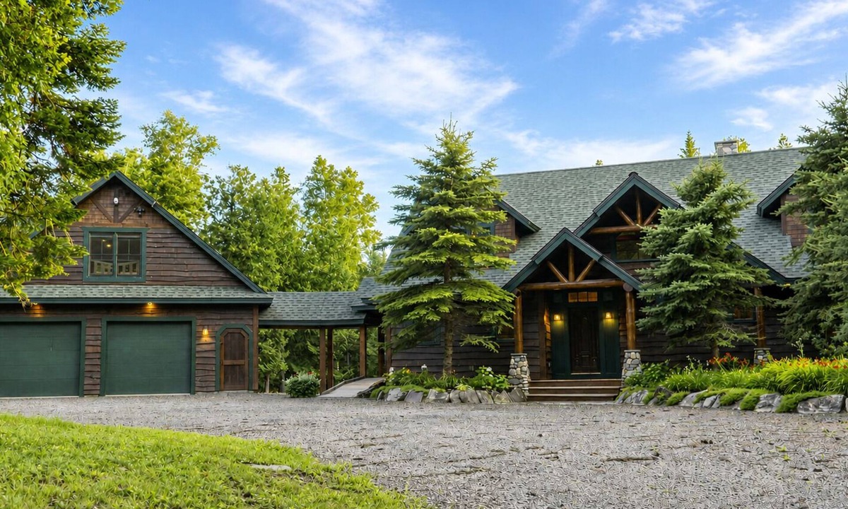 Oquossoc House | Potters Place Retreat/Event Venue - Log home, large spacious barn, and bunkhouse on Rangeley Lake