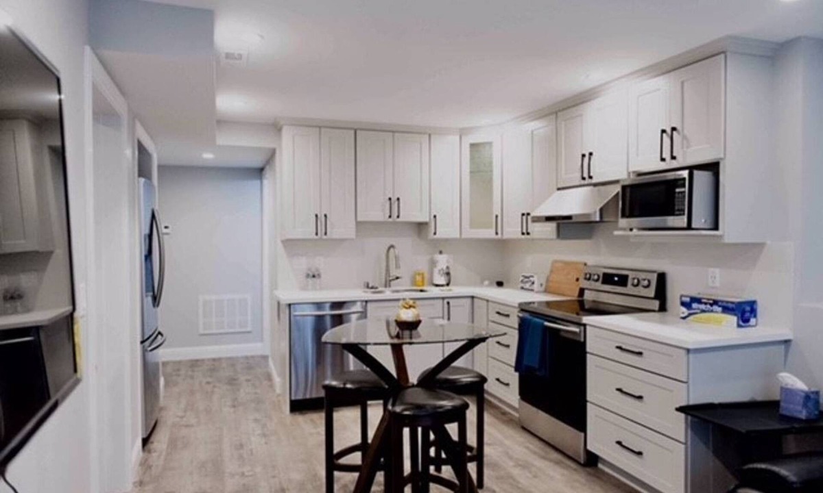 Lakeshore House | Private Suite 1Bd1Ba Living Room Kitchen in Decent and Convenient Neighborhood