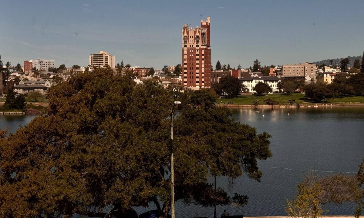 Cleveland Heights Condo | Quaint 1-bedroom condo on the lake in Oakland Lake Merritt area