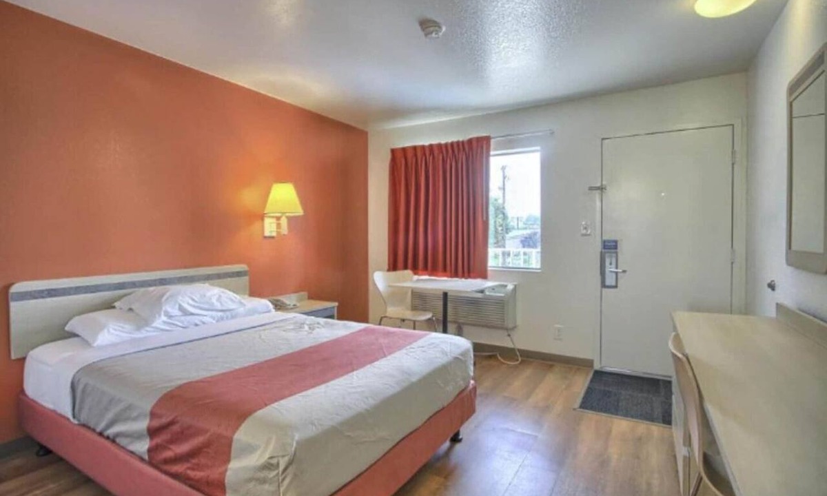 Camp Hill Apartment | Queen Bed with Refrigerator
