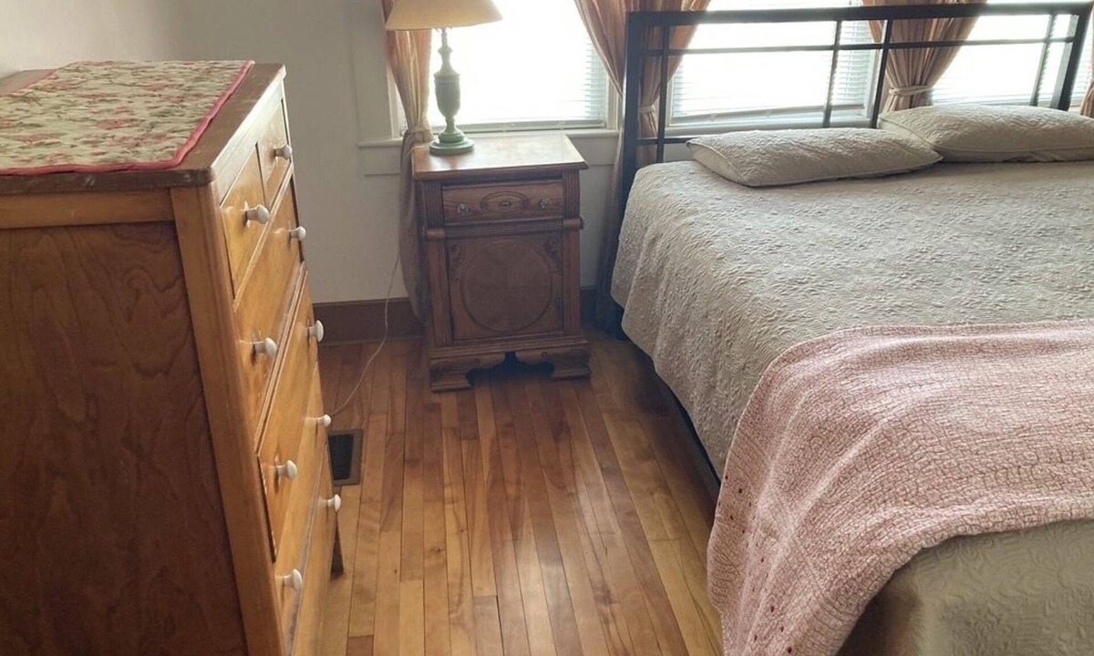 Orono Apartment | Quiet 2-bedroom apartment in Orono close to UMaine & Bangor medical facilities.