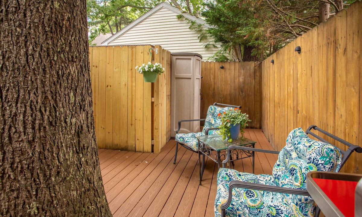 The Pines Cottage | Rehoboth Beach Efficiency Downtown Deck Sleeps 2