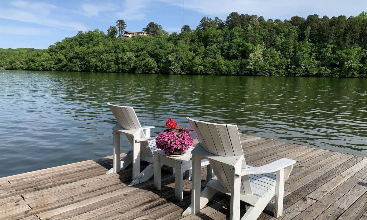 Jones Mills House | Relaxing, Cozy Cottage on the Lake with kayaks - 2 Guest Maximum