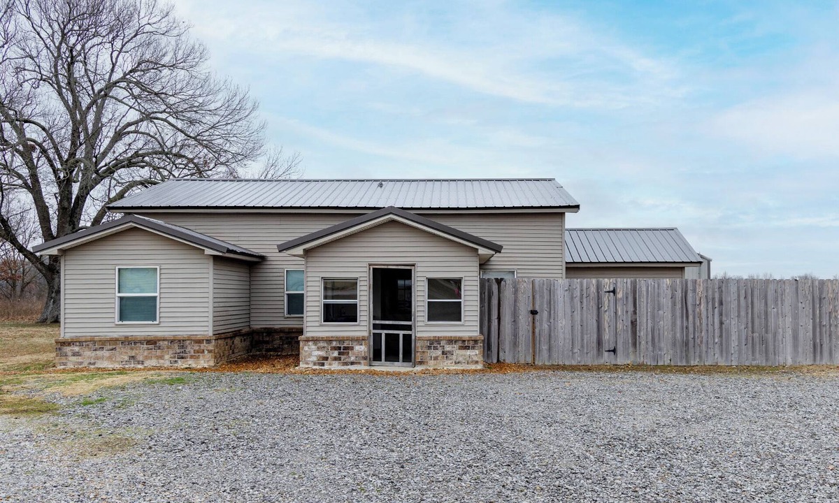 Birdeye House | Relax with the whole family as you visit a small town in Arkansas.