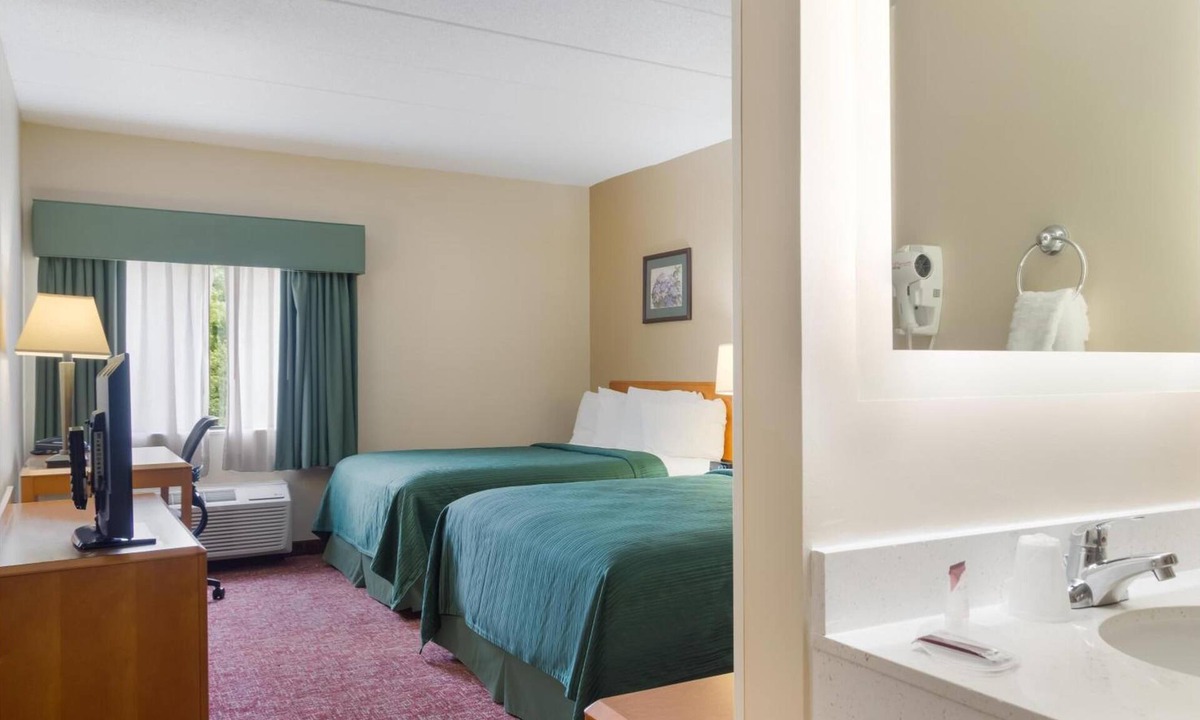 Smithfield Hotel | Relaxing Accommodation near Bally's Twin River Lincoln | Free Parking & Bfast!