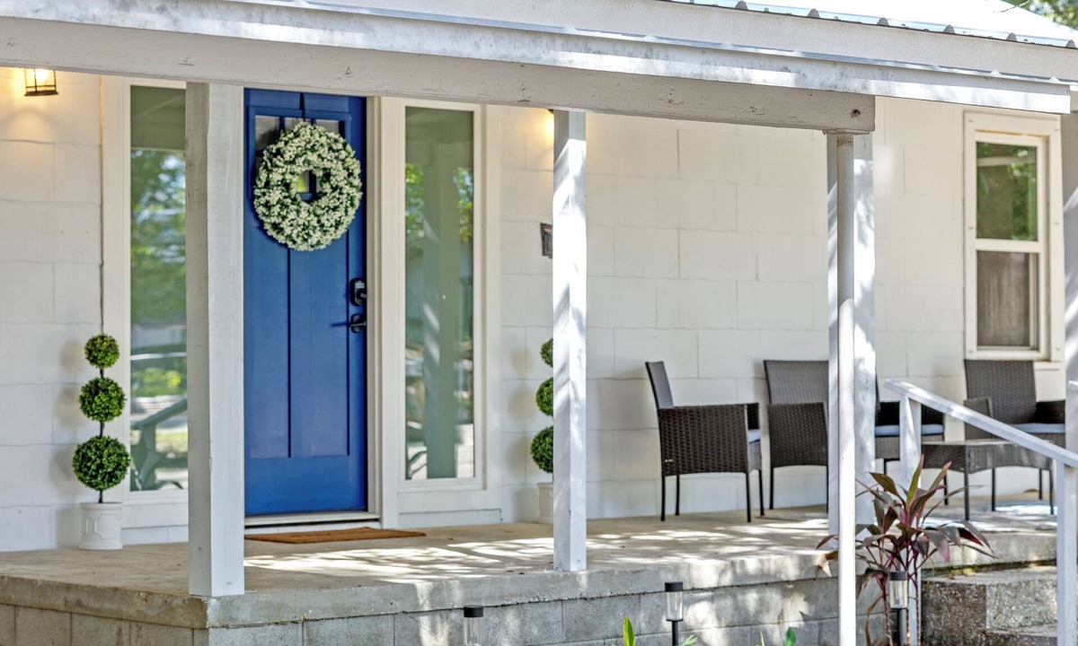 Niceville House | Remodeled Coastal Cottage Near Destin - Walk to Pickleball & Pubs
