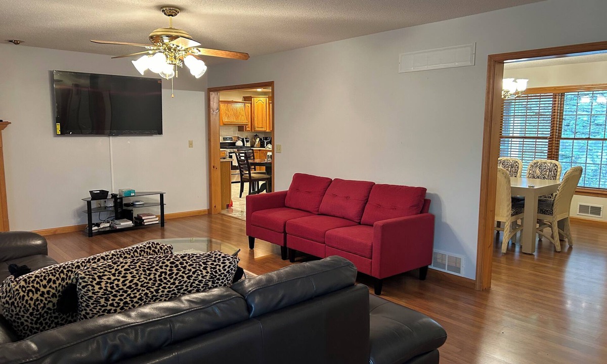 Honesdale House | RENEWING LICENSE: TEMPORARILY NO VACANCY- DO NOT AUTO BOOK3 BR Rambler Home -