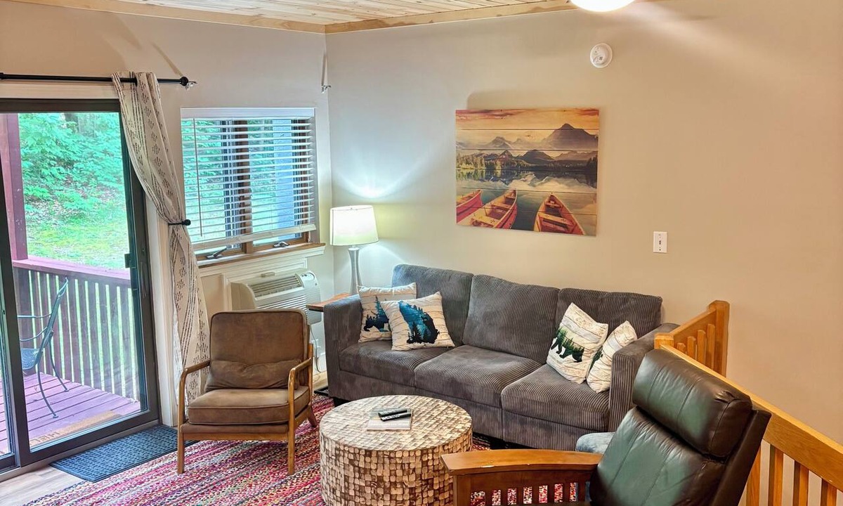 Bartlett Condo | Renovated Attitash Condo – Walk to Slopes & Saco River, Sleeps 8, Pool & More!
