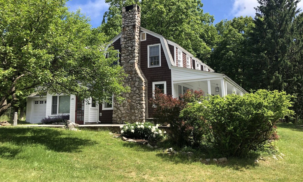 Cragsmoor House | Renovated Historic Cragsmoor Mountaintop Home with Grand Piano