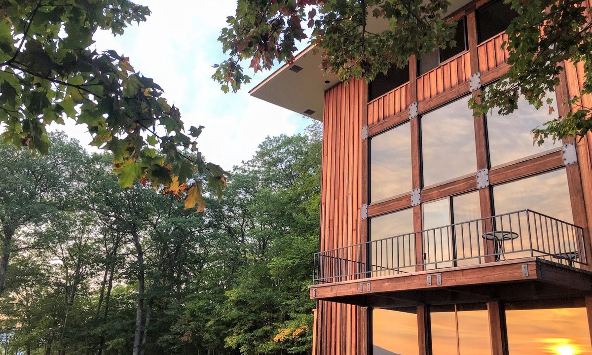 Whitefield House | RL Breathtaking views, private mountain retreat. Hot Tub, Dog Friendly, great location!