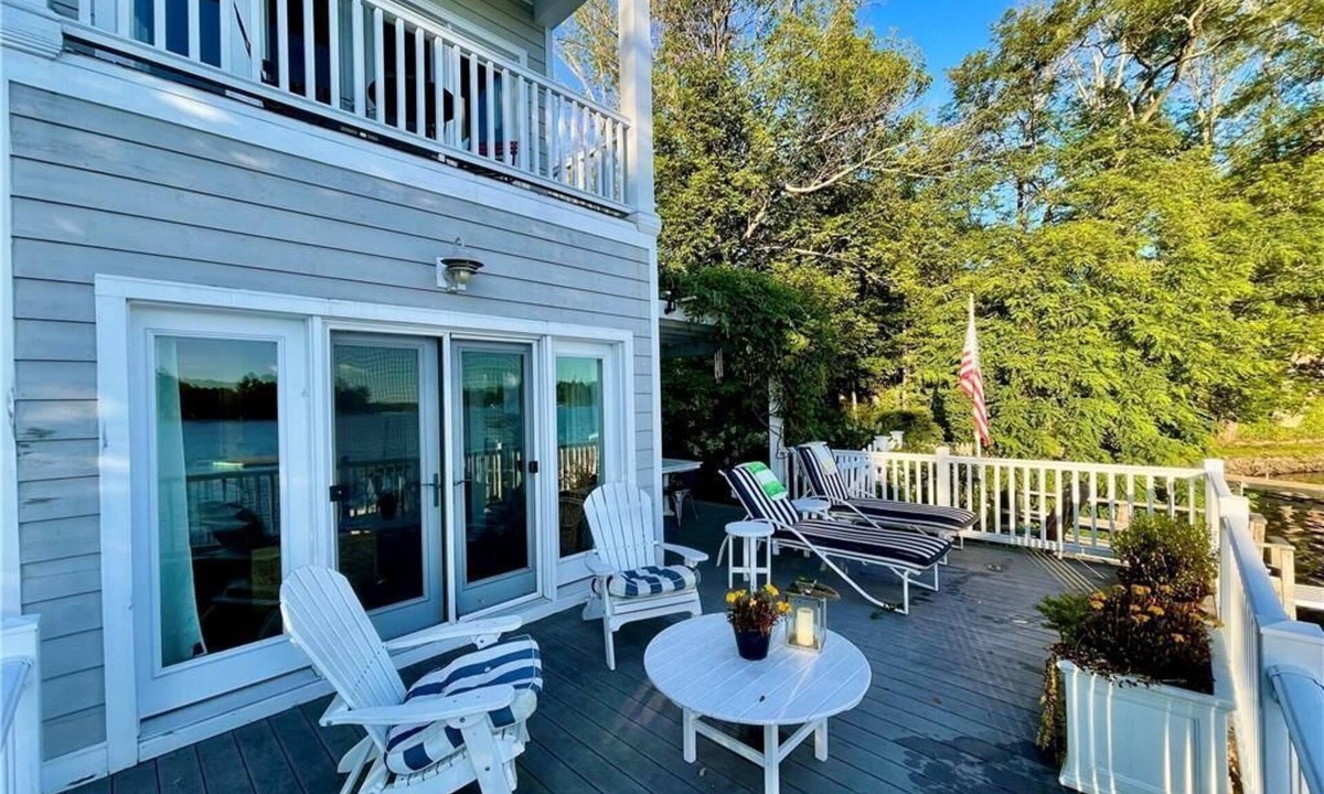 White Lake House | Romantic Waterfront Getaway with an optional MotorBoat