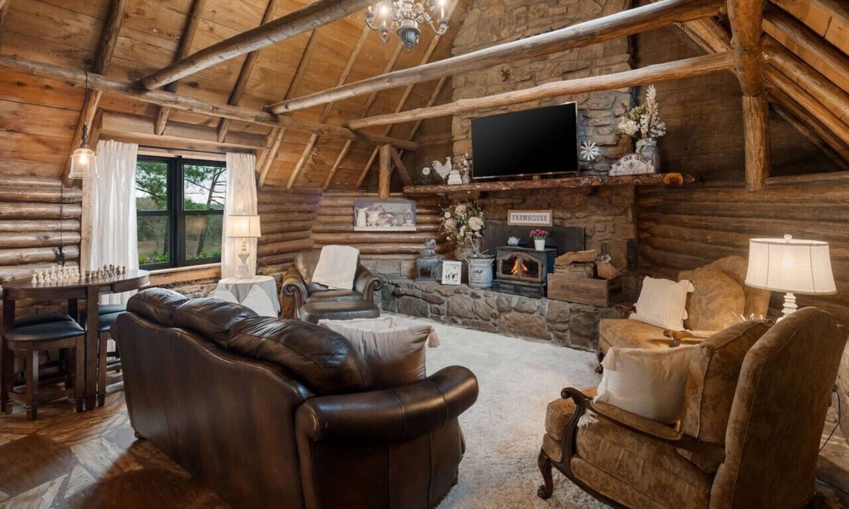 Rudy House | Rustic Cabin with Modern Comfort – The Cuddly Cow in Rudy, AR