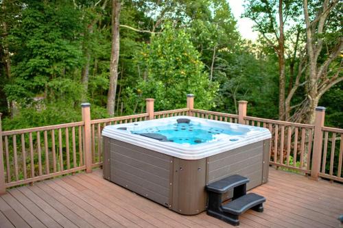 Mount Pocono House | Rustic Ridge Log Cabin: Hot Tub, Games, Views!