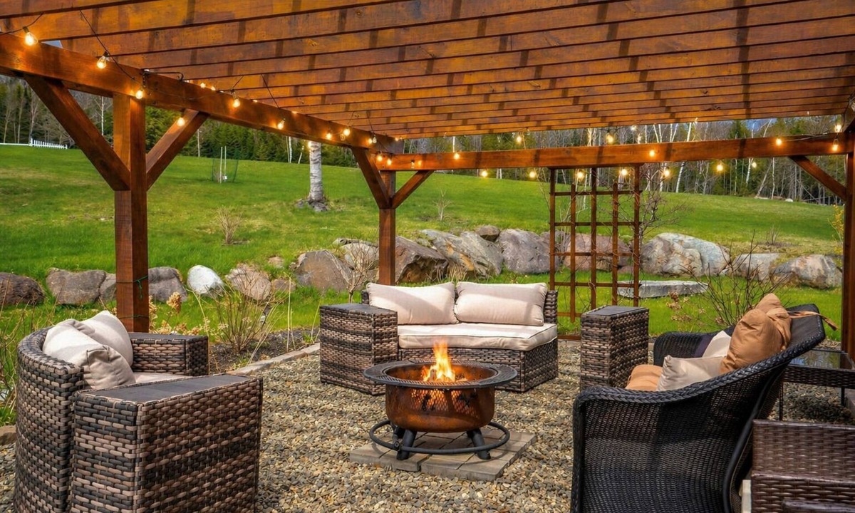 Rangeley House | S Diamond S Retreat | Huge Backyard & Hot Tub – 2 Miles to Town!