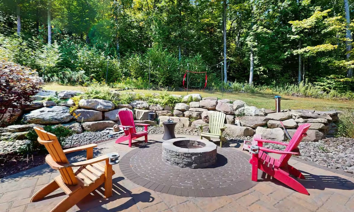 Town of Lloyd Apartment | S'mores Studio Hideaway