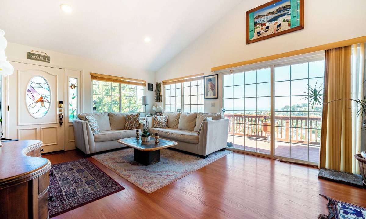 Uptown Brisbane House | San Francisco Bay View Home - 3BR Brisbane - Near SF - 29+ Night Stays