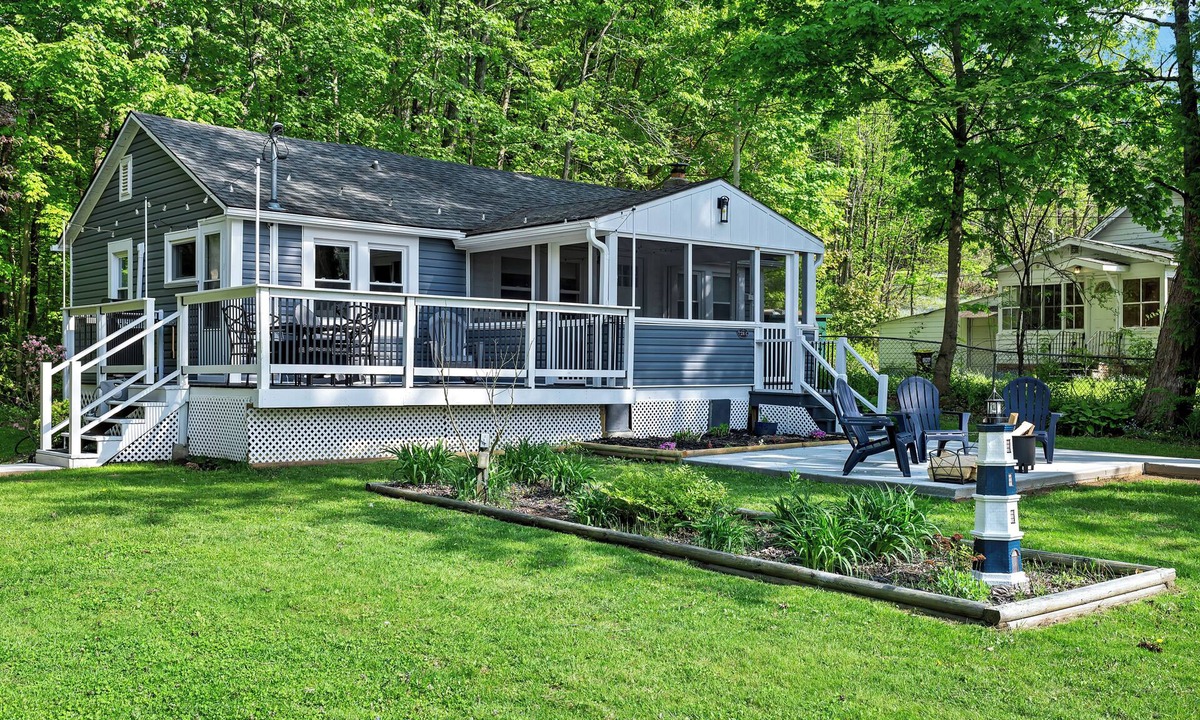 Saratoga Springs RV Rental | Saratoga Lake, 3 Cottages + Private Beach With Dock