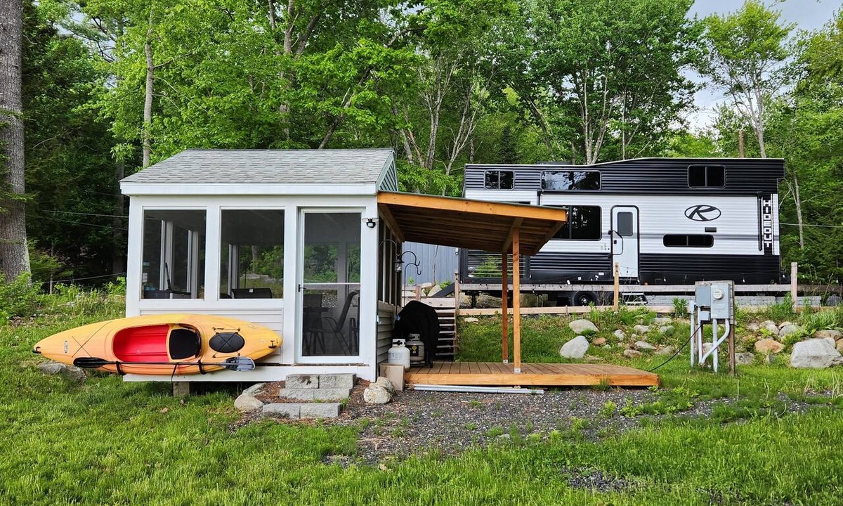 South Casco House | Scenic 2-bedroom Tiny Home on the Lake with dock, boat ramp & screenhouse