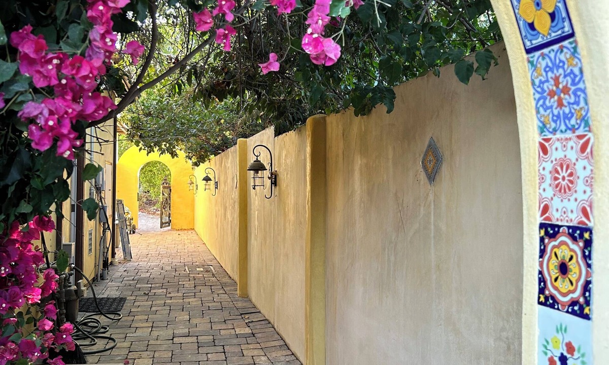 Emerald Hills Cottage | Secluded freestanding house in the delightful grape garden