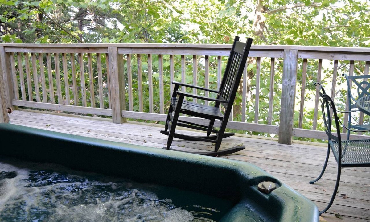Mount Ida Cottage | Serene Cottage with Pool, Jacuzzi and Lake Views in Mount Ida, Arkansas
