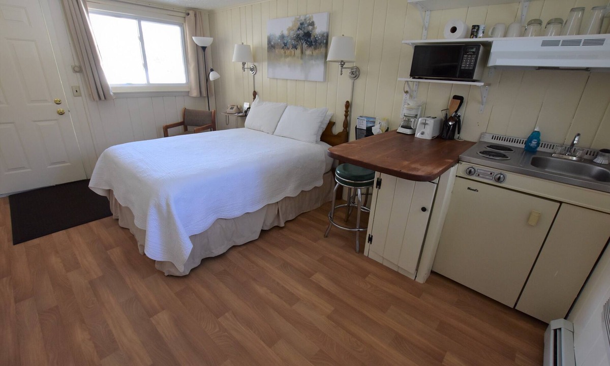 Dryden Apartment | Shorefront Wilson Lake Inn in Wilton, Maine – Cozy Rooms, Kayaks & Canoes