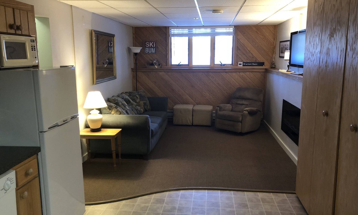 Carrabassett Valley Apartment | Ski In/Out at Sugarloaf Short Walk or Shuttle to Bars and Base Area Sleeps 4