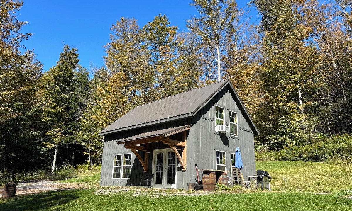 Hamilton Cabin | Snowshoe Cabin across from Upper Lake Moraine and close to Colgate!