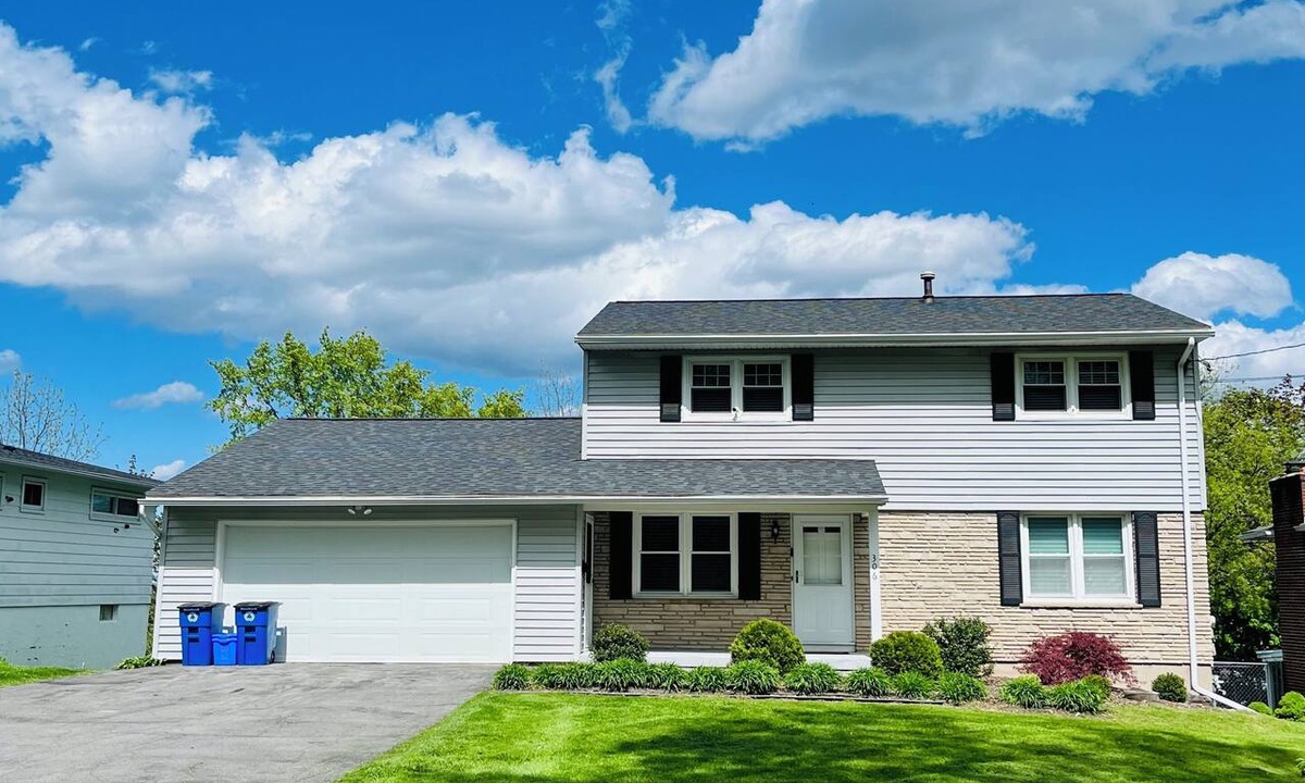 DeWitt House | Spacious 4 Bdrm Retreat Nr Syracuse Univ, Downtown & Area Shopping. Sleeps 8+.