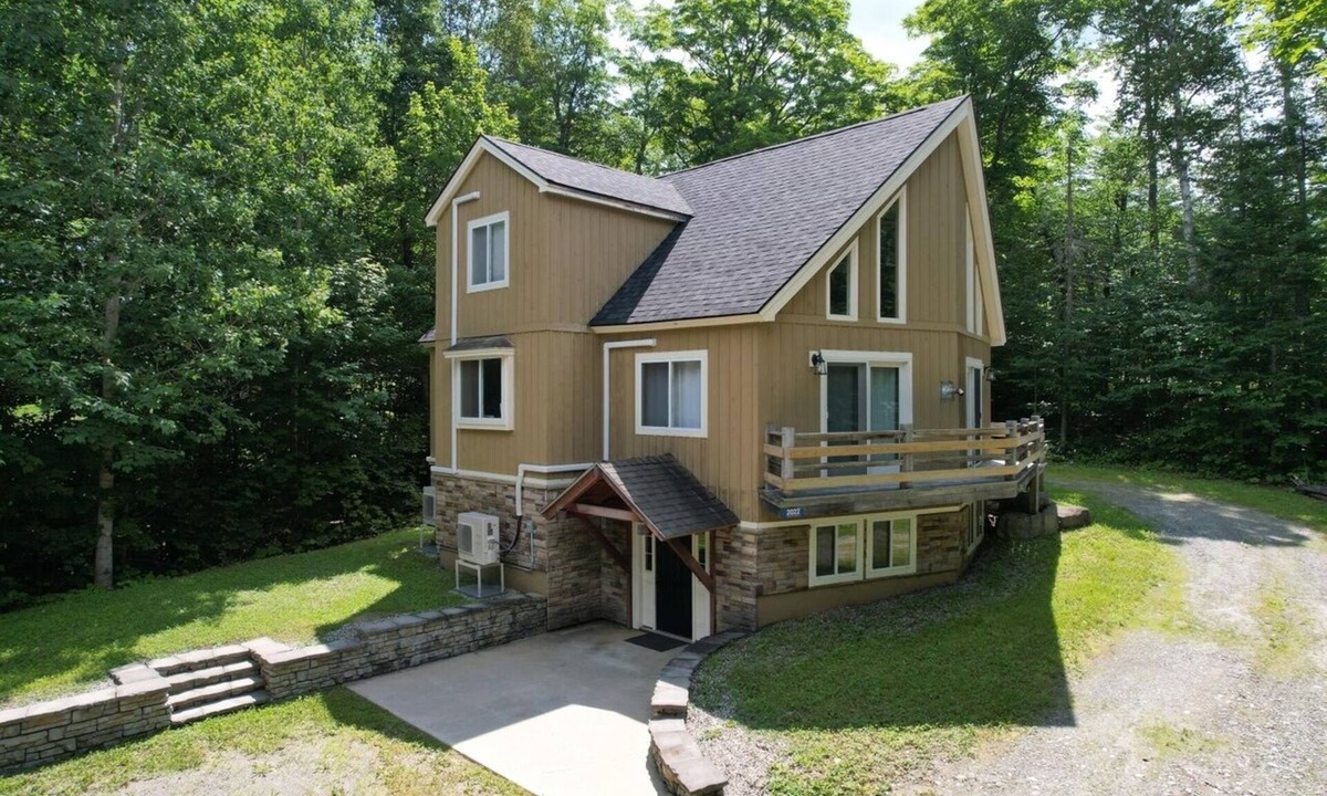Carrabassett Valley House | Spacious 4BR Home w/Hot Tub, 4.2 Mi to Sugarloaf – Sleeps 8 or more, AC & WiFi