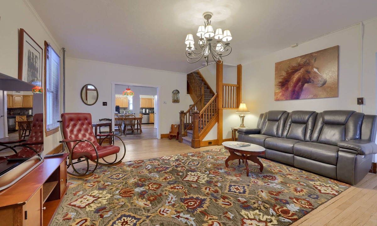 Gettysburg House | Spacious 4BR Stratton House: A Historic Downtown Stay Backing to Culp's Hill