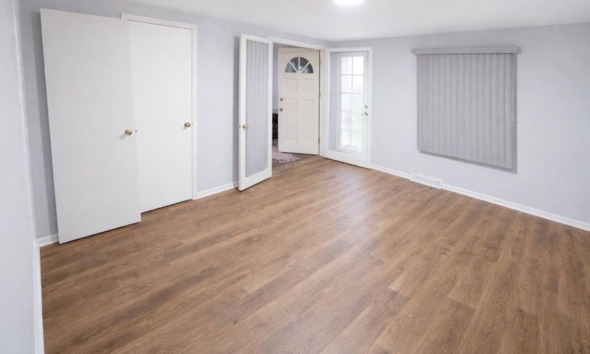 Ewing House | Spacious 5-bedroom yellow house in welcoming Ewing Township with AC