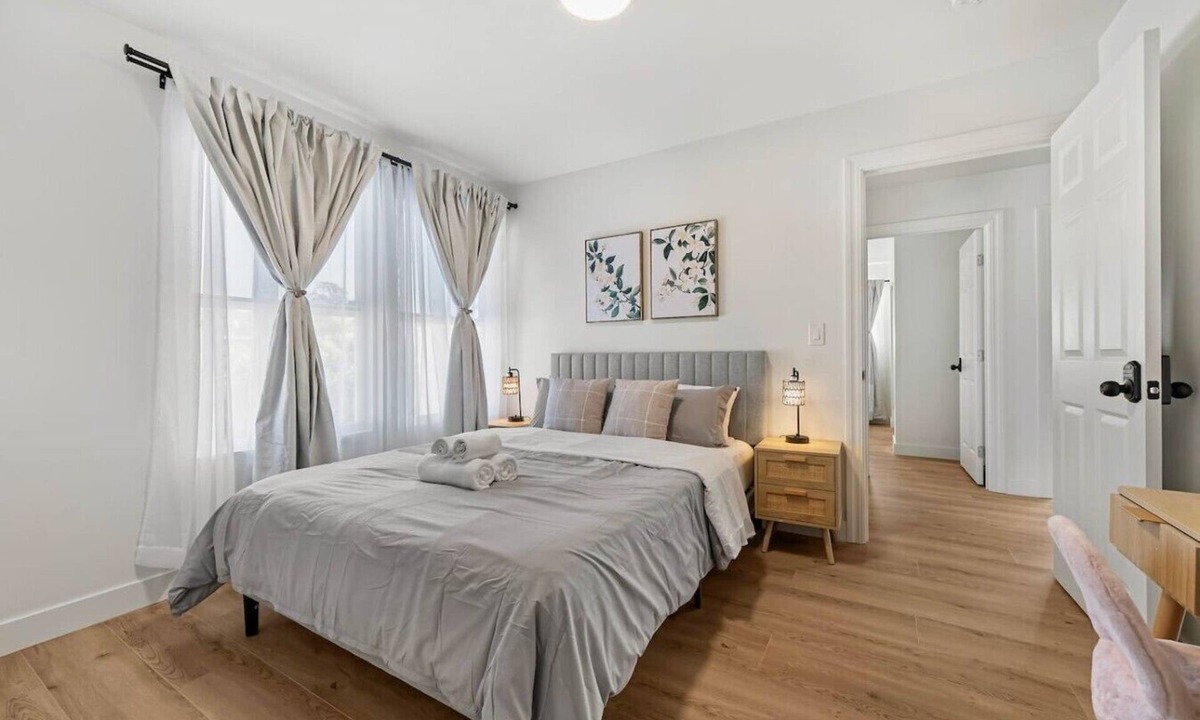 Hayward House | Spacious 6-BR Home in Hayward with A/C &Parking