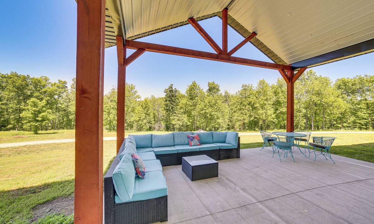 Omaha House | Spacious Barndominium Near Branson w/Game Rooms