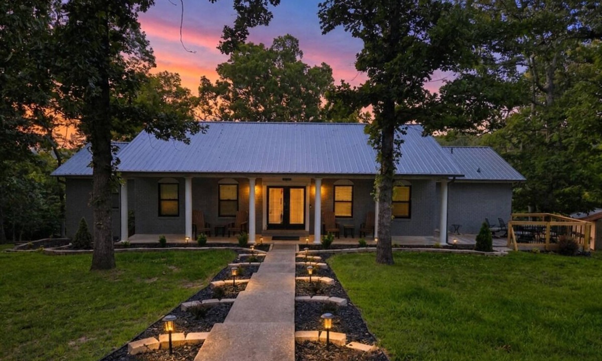 Lowell House | Spacious Beaver Lake Retreat - 4BR Home with Game Rooms - Sleeps 14