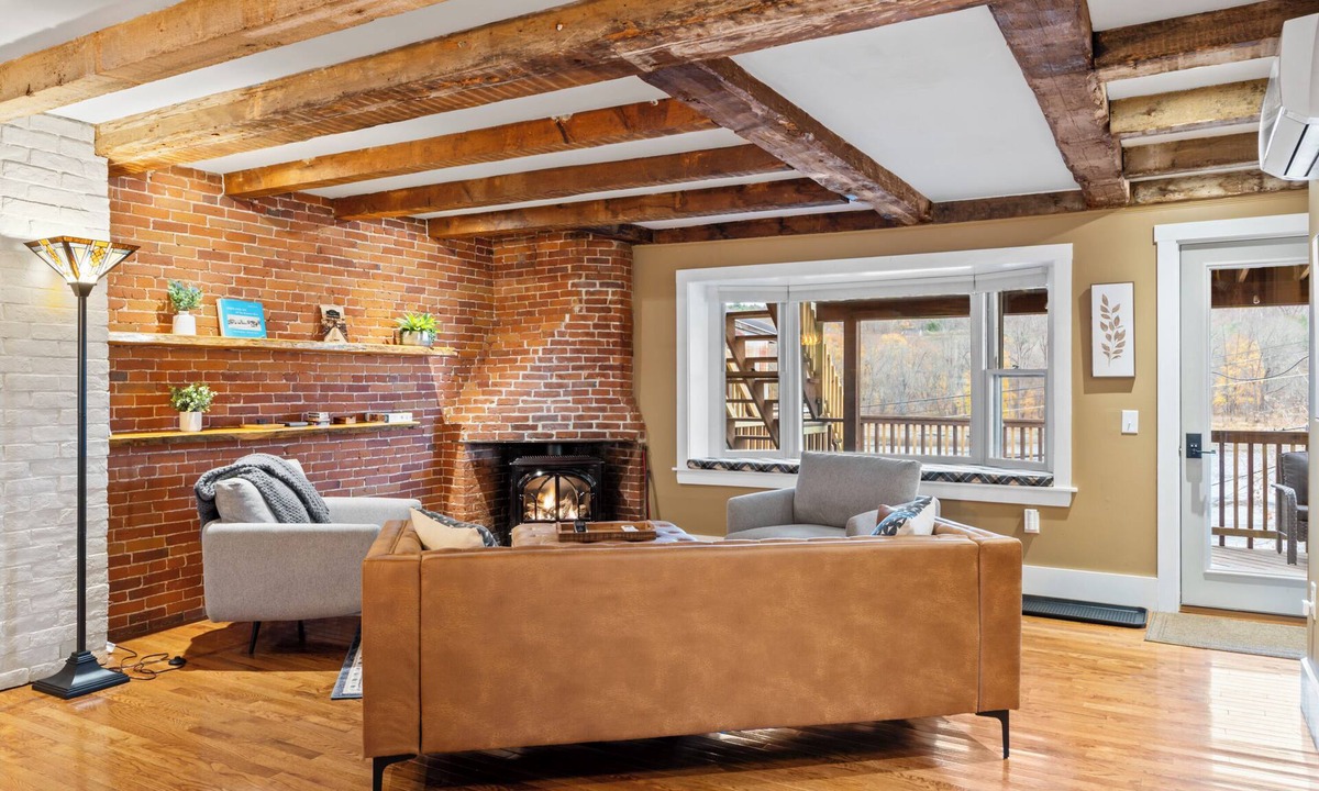 Hallowell Apartment | Spacious Downtown Hallowell River View Apartment