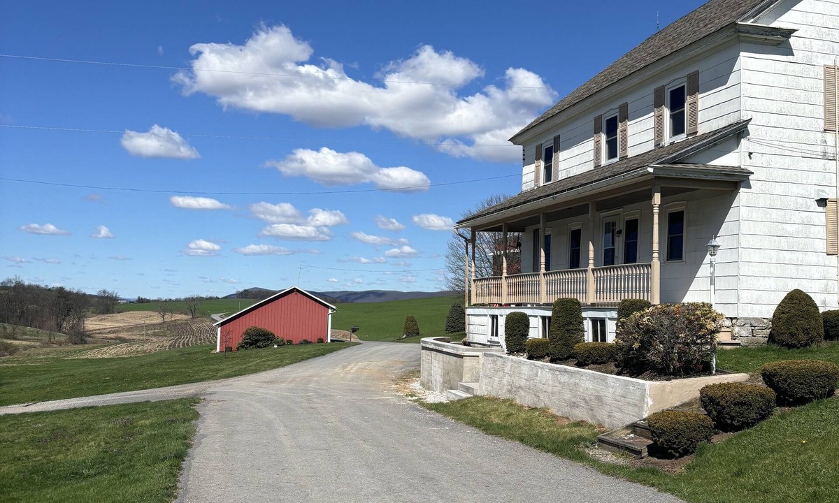 Dornsife House | Spacious farmhouse on working PA family farm. Close to AOAA park and Knoebels!