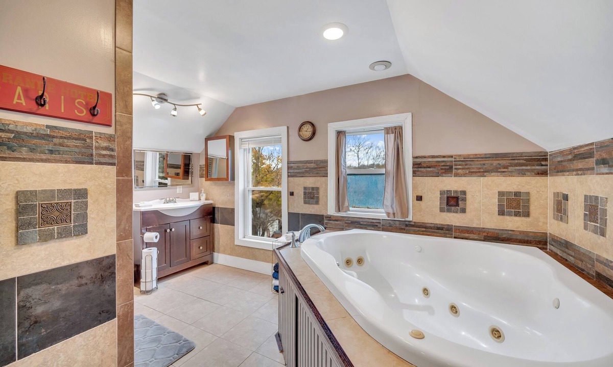 Wallingford Center Apartment | Spacious Luxe 4Br,2ba Retreat w/Jacuzzi Tub ,Free Parking &9min Walk to Downtown