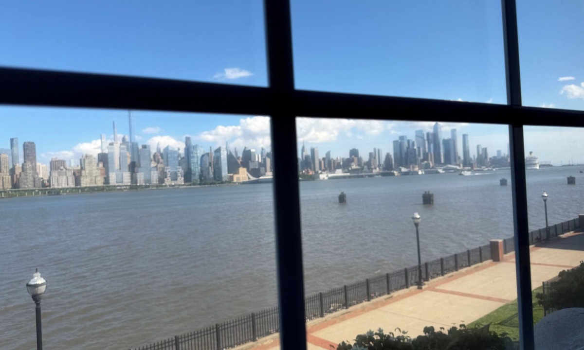 West New York Apartment | Spacious WATERFRONT CITY VIEW 3-bedroom apt 15 min from city and metlife