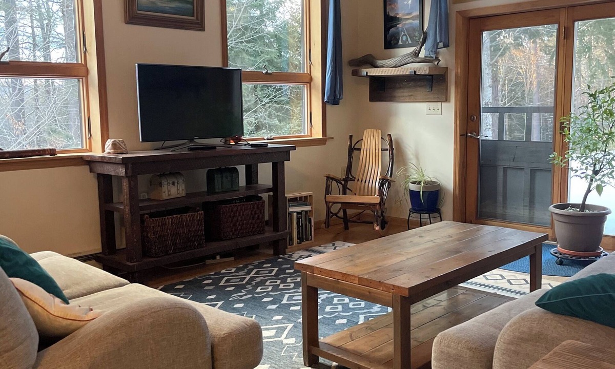Lake Luzerne House | Spectacular kid friendly home 2 minutes to Luzerne beach, 10min to Lake George!