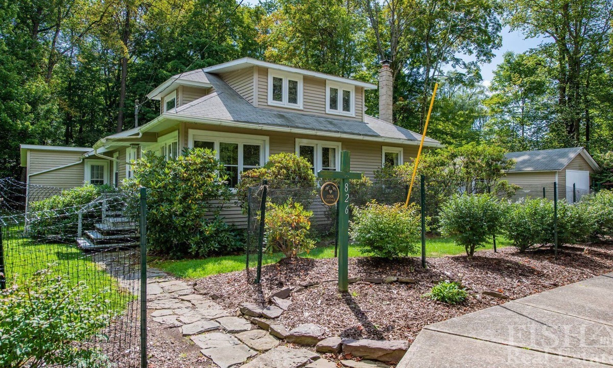 Eagles Mere Cottage | Spend time watching the deer at "Cook's Cottage" in Eagles Mere