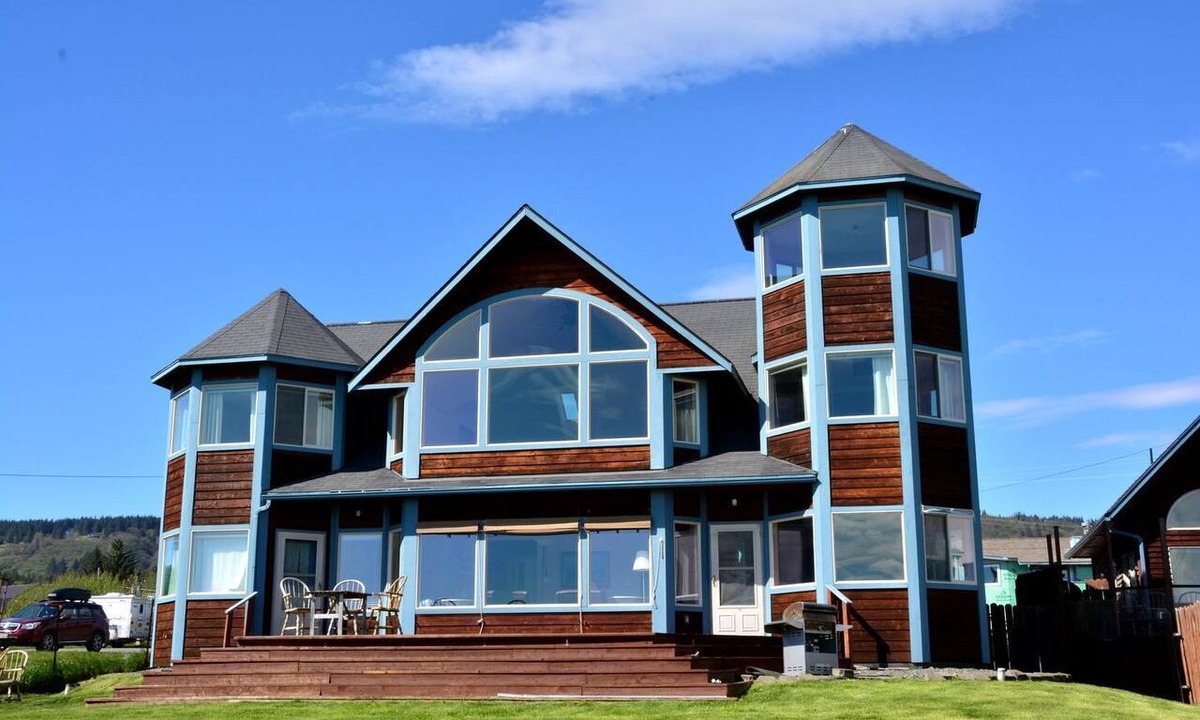 Homer House | Stunning Beachside Vacation Rental for Family or Group Glamping Escapes to Alaska