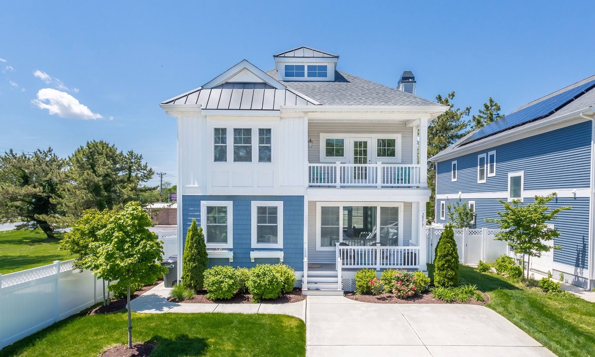 Dodds Addition House | Stunning Spacious Rehoboth Beach House Walk to Dewey or Rehoboth 6BR