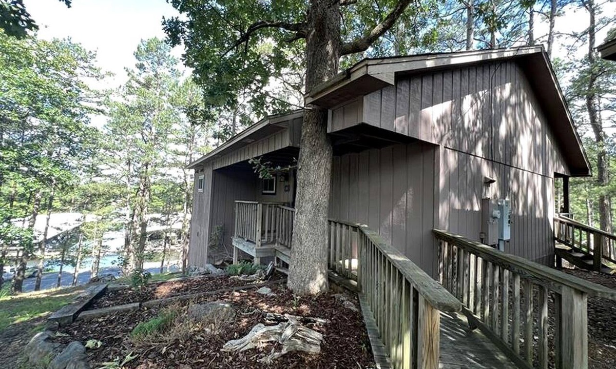 Mount Ida Cottage | Stunning Wooden Cottage with Hot-tub and Swimming Pool on Lake Ouachita, Arkansas