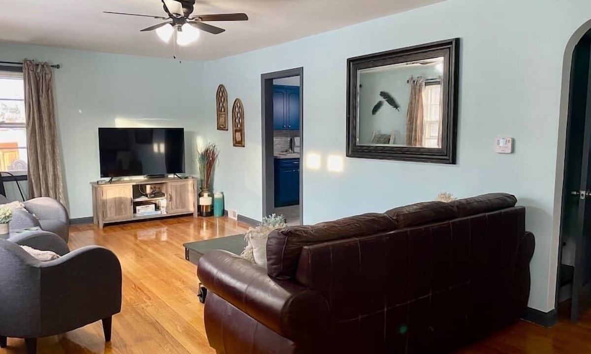 Schenectady House | Stylish Farmhouse Retreat|3Bedroom Rustic Elegance
