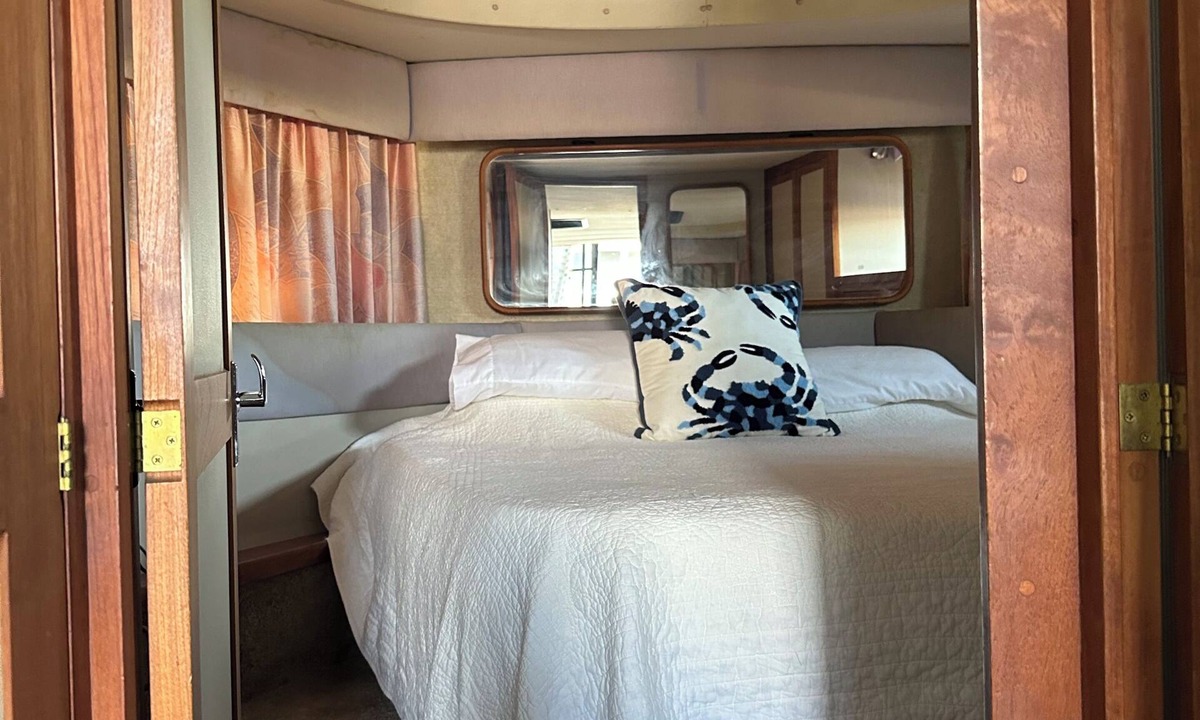 Alexandria Bay Boat Rental | Summer Suite Houseboat