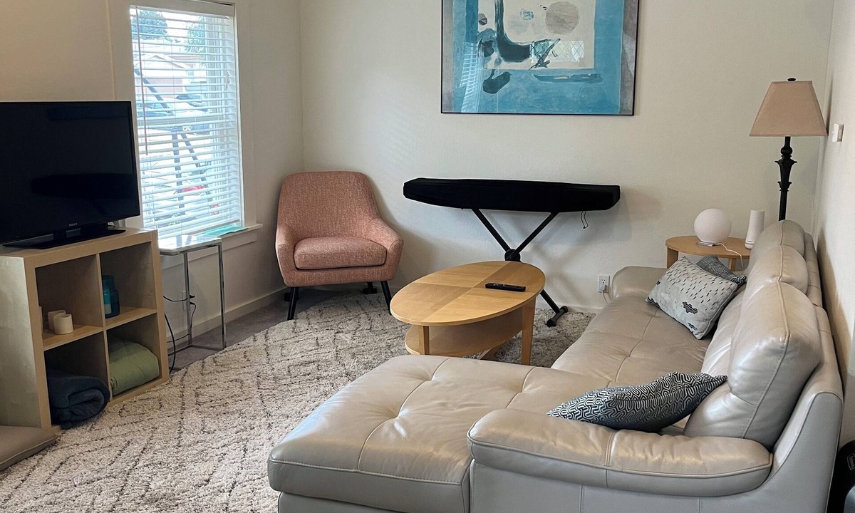 Emeryville House | Sunny 1-bedroom house with patio, dishwasher, washer-dryer, bathtub, and AC.